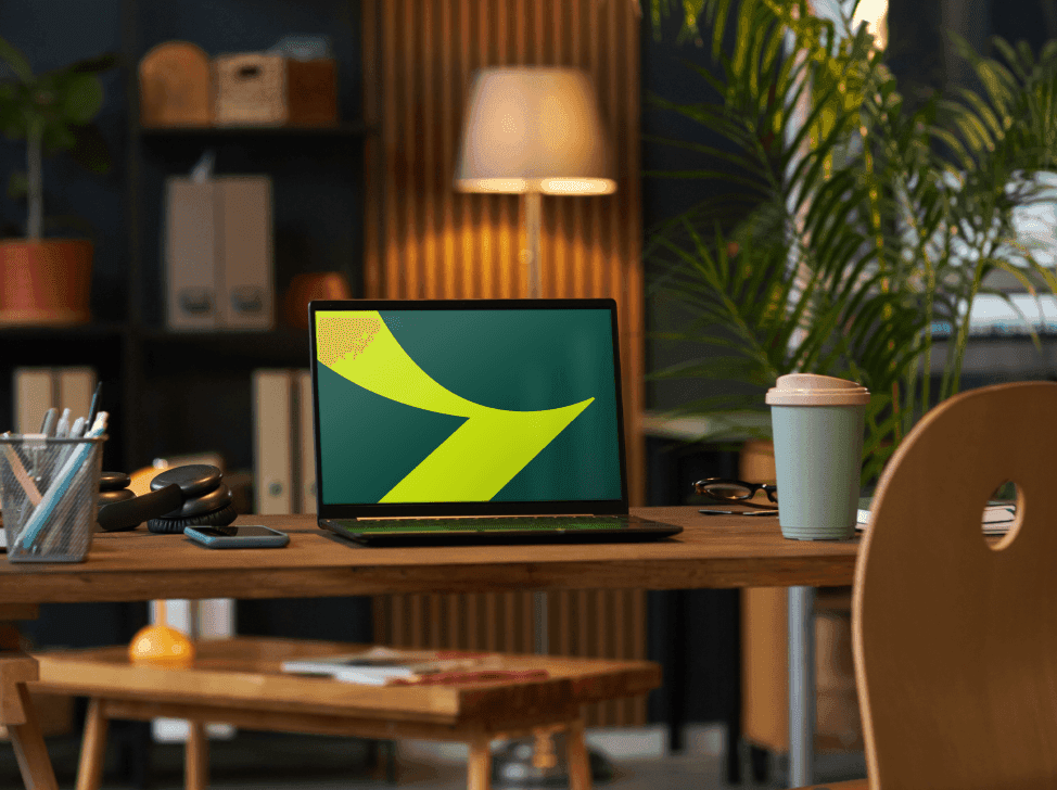 Počítač Fidoo na stole v kanceláři s kávou