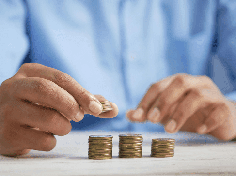 Ruce střádající drobné mince